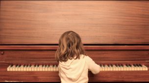 Como encontrar as notas no piano - Photo by Hal Gatewood on Unsplash